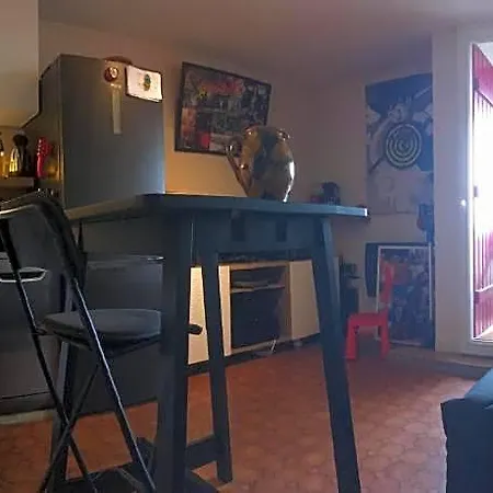 Séjour chez l'habitant à 300 M De La Mairie Et