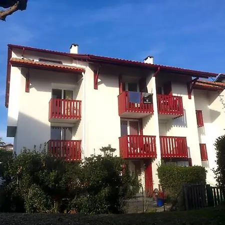 à 300 M De La Mairie Et *
