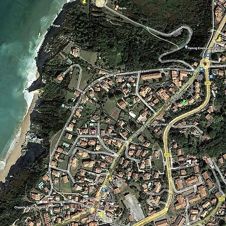à 300 M De La Mairie Et *