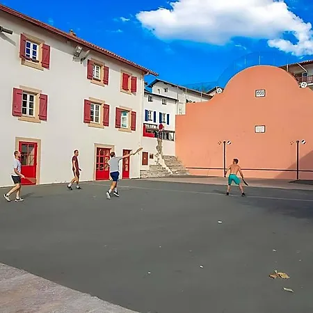Séjour chez l'habitant à 300 M De La Mairie Et